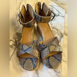 Gorgeous Adrienne Vittadini snakeskin sandals